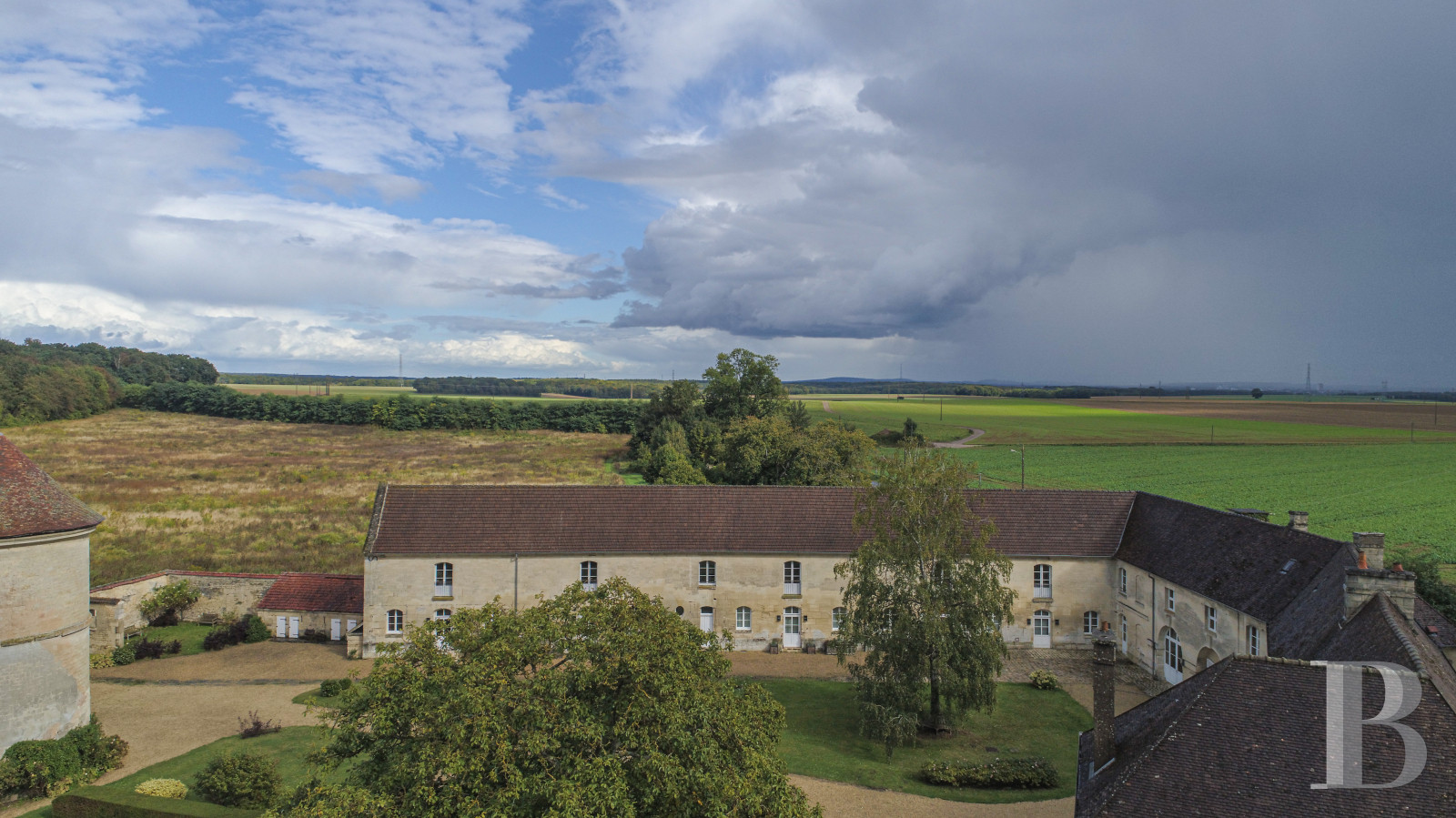 A large 18th century farmhouse and dovecote transformed into a hotel in the Oise, near Senlis - photo  n°23